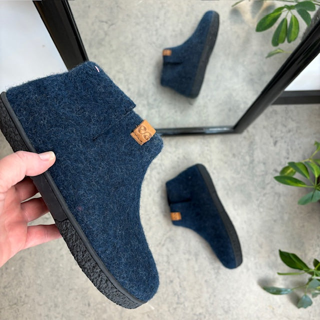 Höga marinblå ulltofflor med halksäker sula från Green Comfort