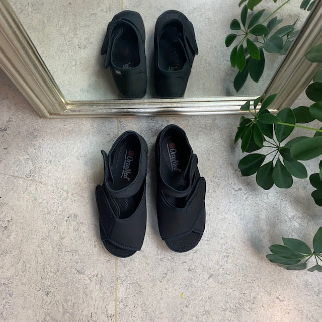 Sandal från OrtoMed med kardborre och öppen tå