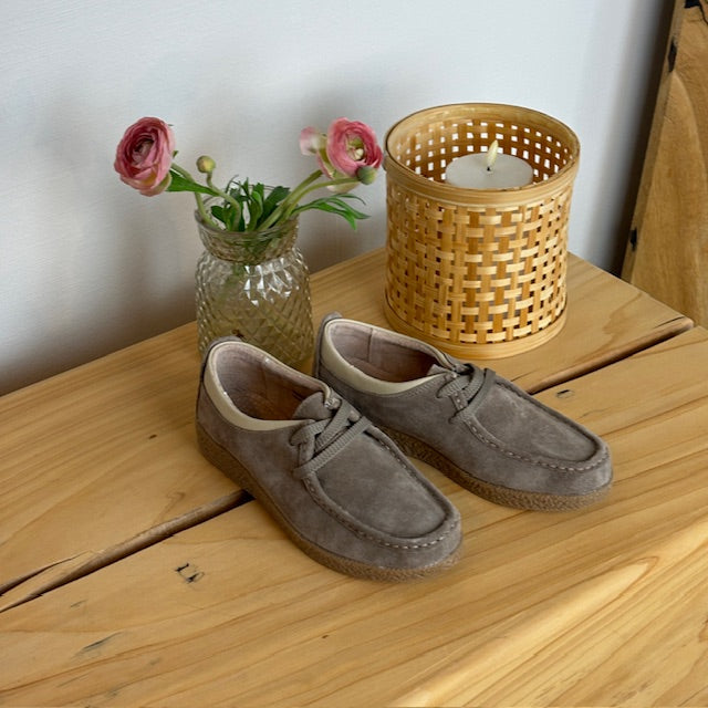 Beige mockaskor med rågummisula
