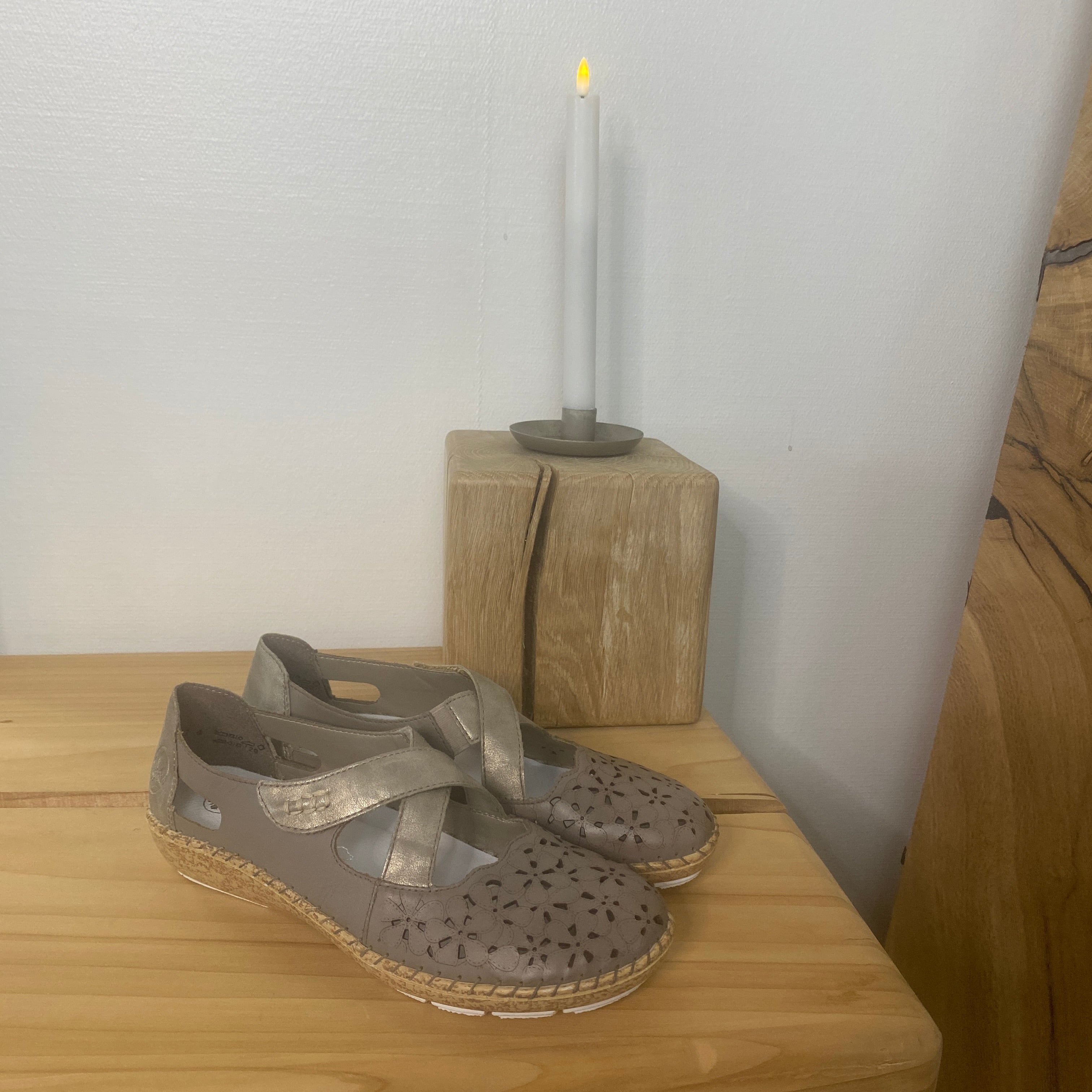 Rieker beige sluten sandal med kardborre och blommönster