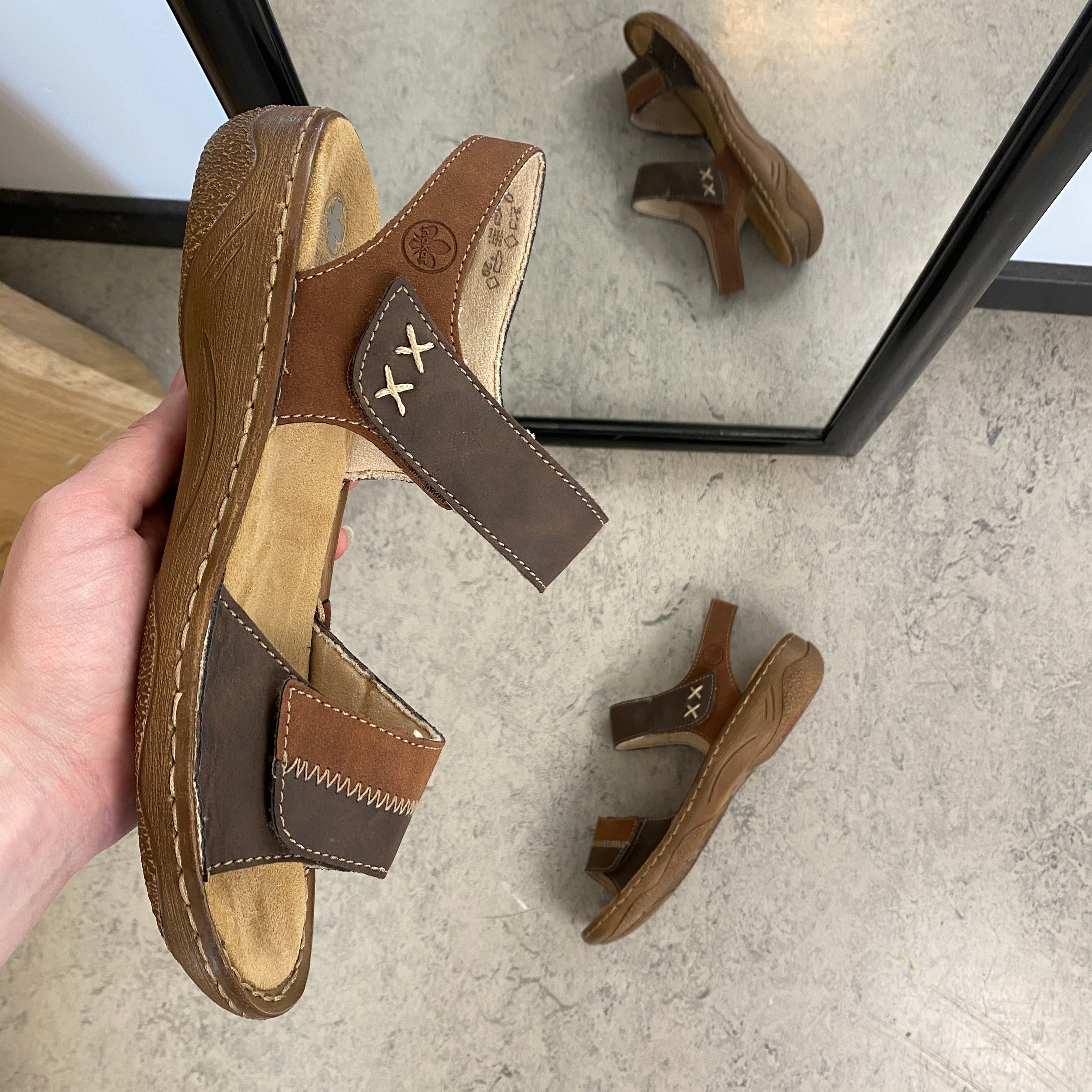 Rieker damsandal brun – klassisk komfort med mjukt stöd & justerbar passform