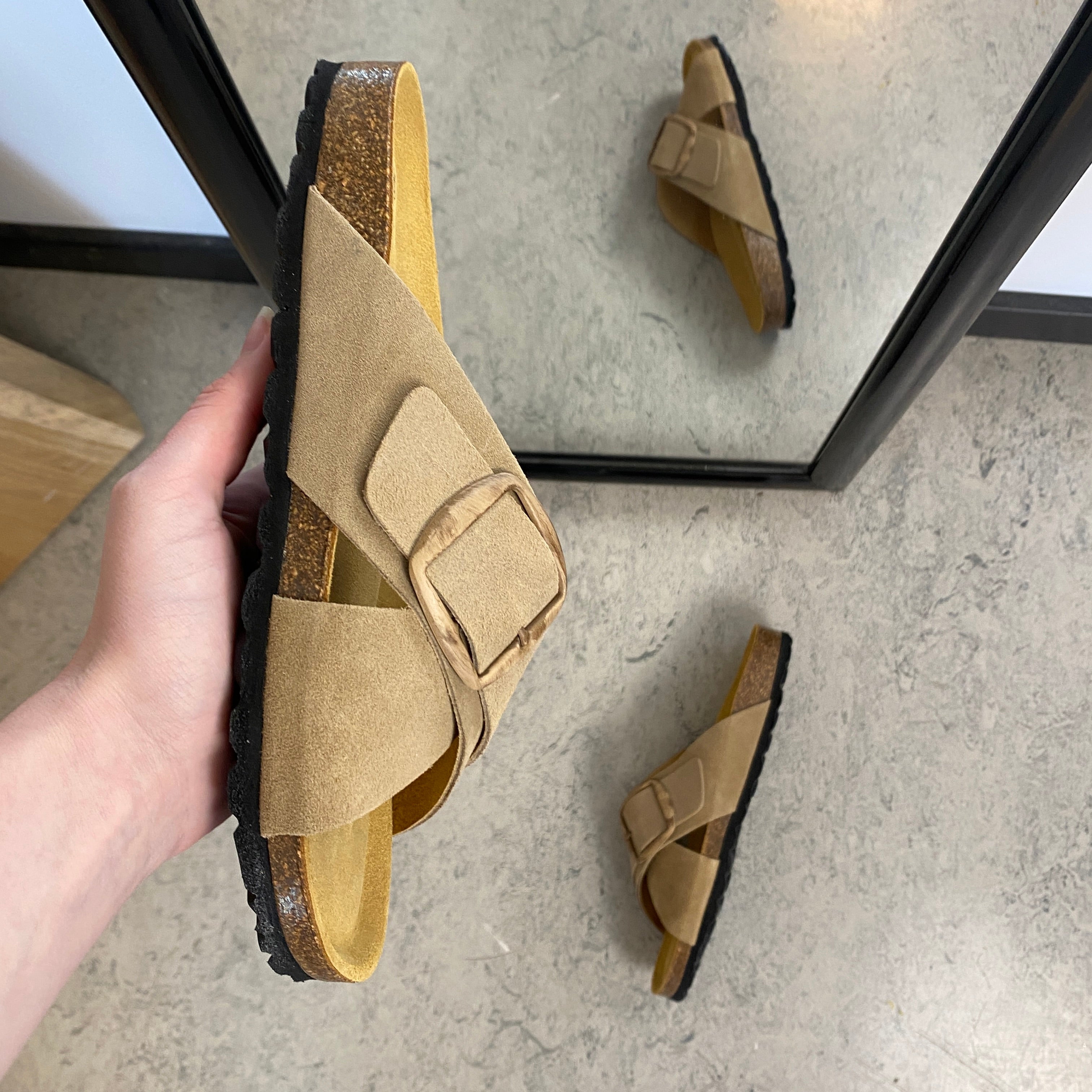 Ljusbrun slip-on sandal i läder med dubbel rem – komfort & stöd från SSKbutiken.se