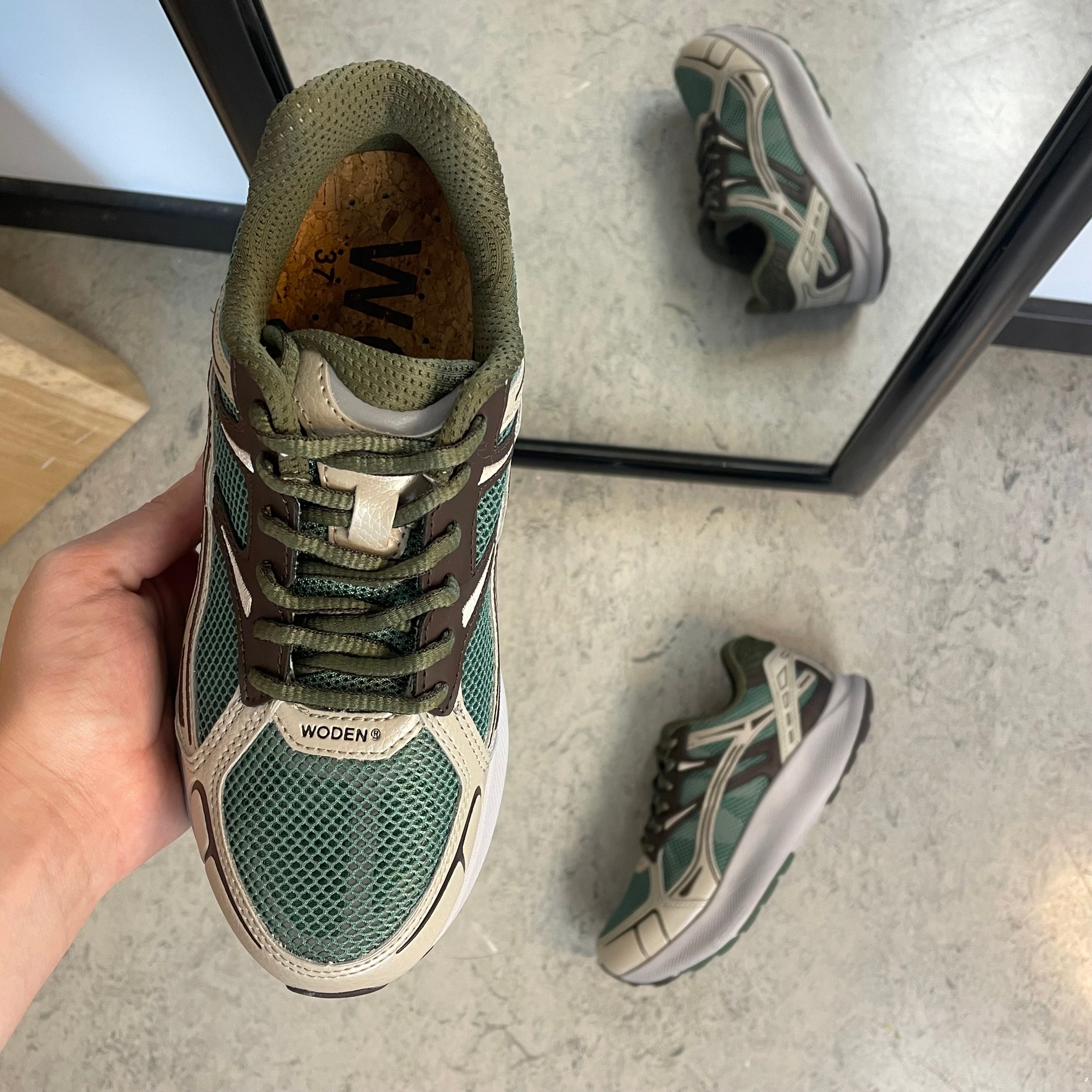 Woden Freja Runner – olivgrön/brun sneaker med lätt rullsula