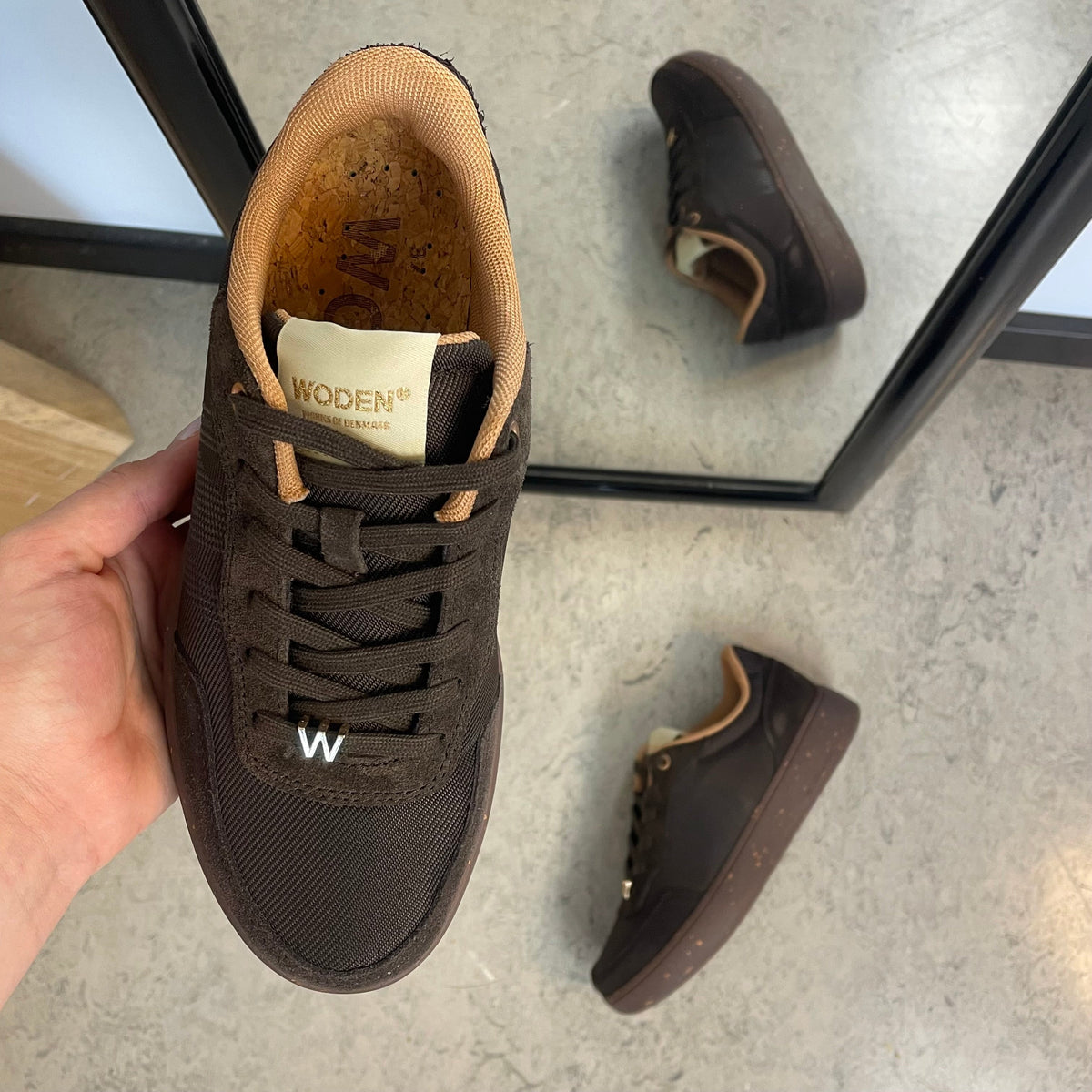 Woden Line Sneak – mörkbrun sneaker med gulddetaljer & mjuk komfort