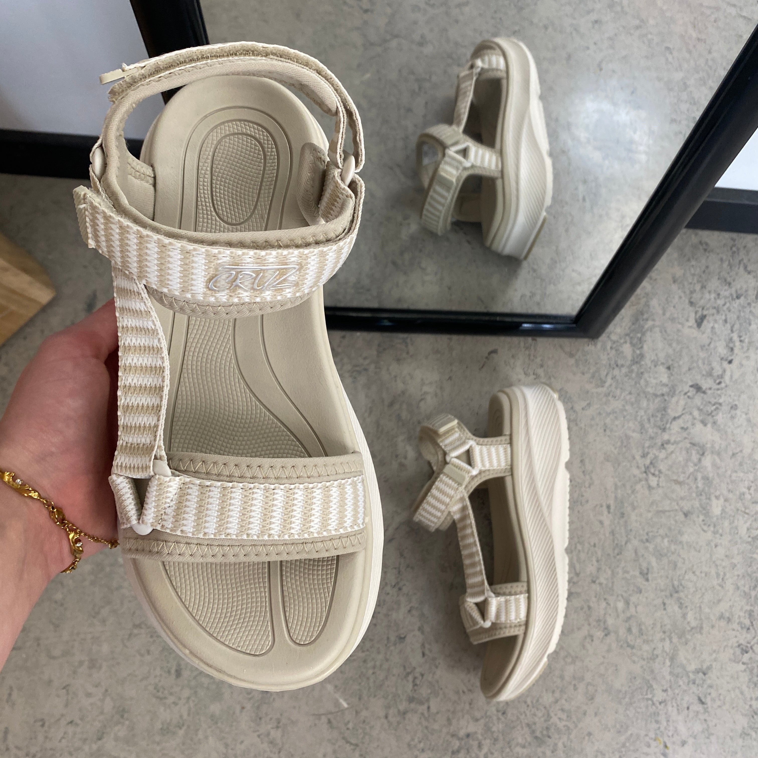 Cruz sandal i beige – Lätt & bekväm med justerbara remmar