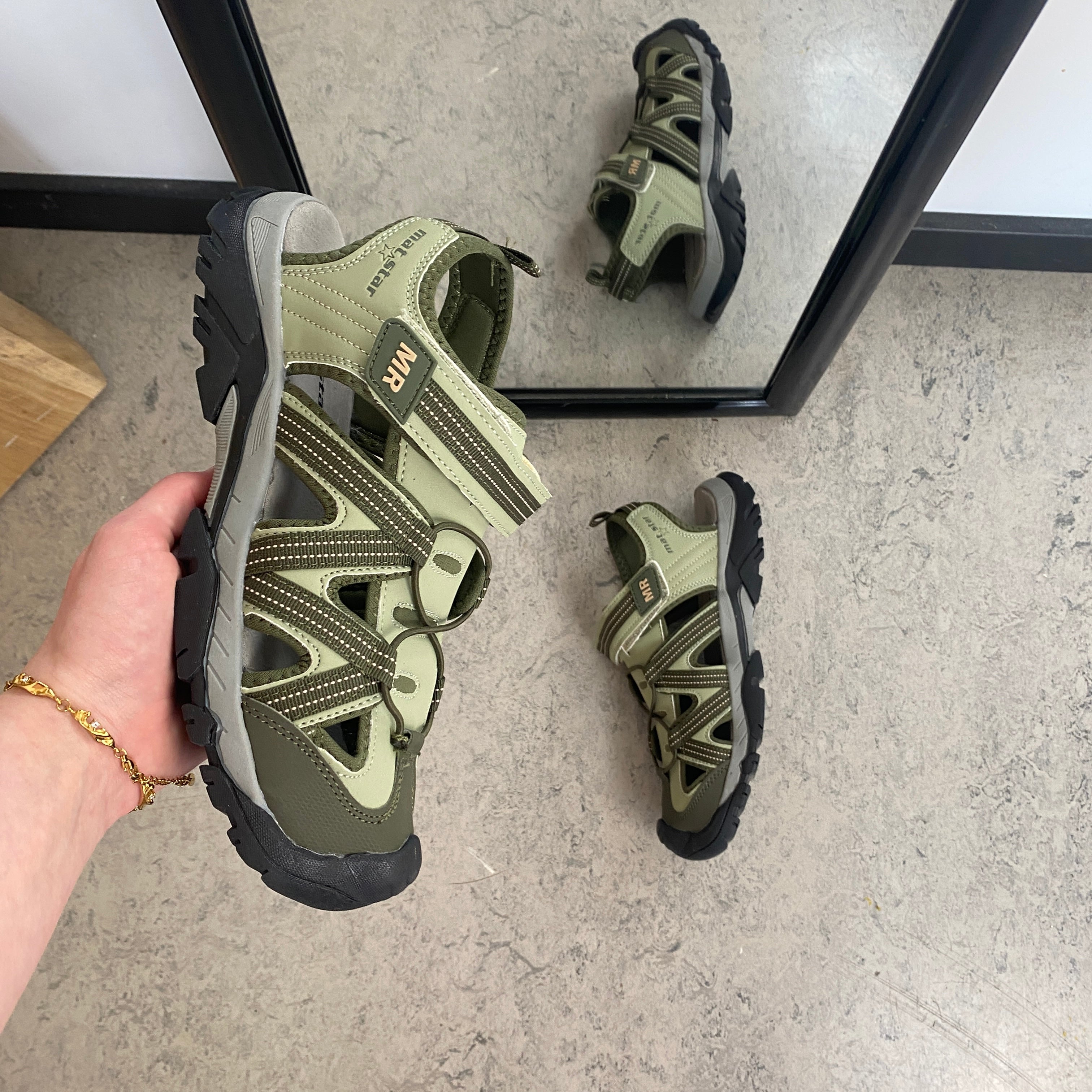 Robust vandringssandal i khaki med bra stöd