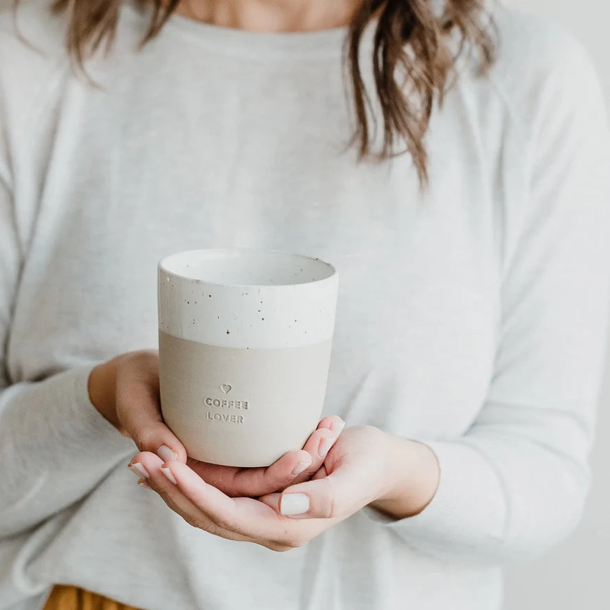 Handgjord keramikmugg utan handtag – med ingraverad text Coffee Lover