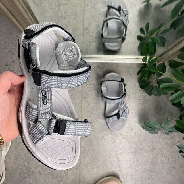 Grå sportsandal från CMP med ränder och bred passform