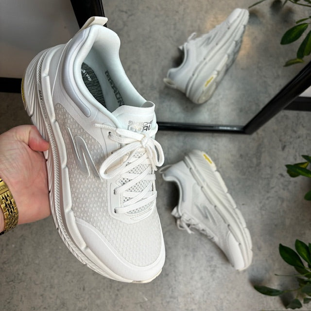 Andningsbar vit MaxCushioning-sko från Skechers