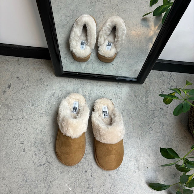 Bruna slip-on-tofflor med bred passform