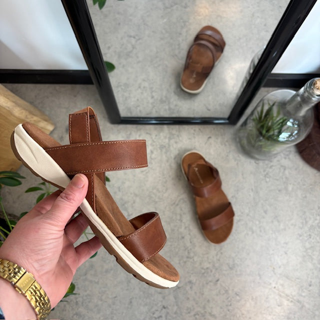Brun Whistler-sandal med hålfotsstöd och elastisk hälrem