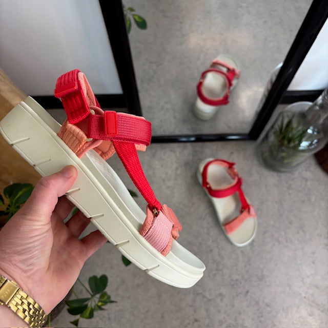 Green Comfort-sandal i röd färgkombination