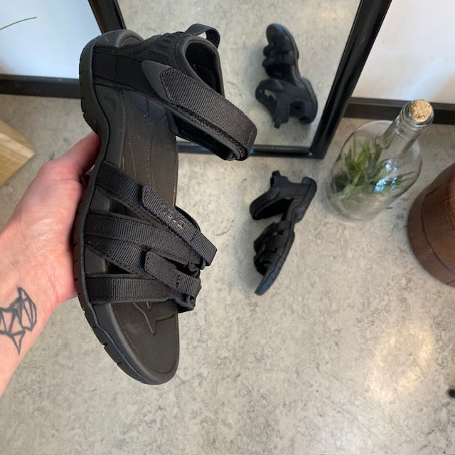 Teva Tirra – smart svart sandal från Teva med bra fotvalvsstöd