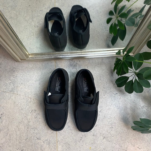Bred sko med kardborre och extra plats