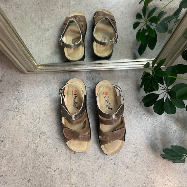 Bred skinnsandal med kardborre