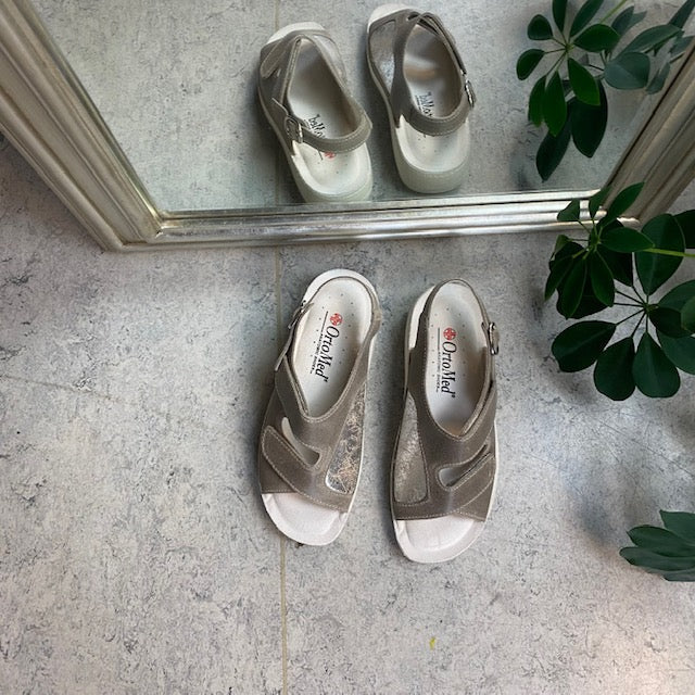 Bred ortopedisk sandal i beige med kardborre, fotvalvsstöd och extra plats för knölar