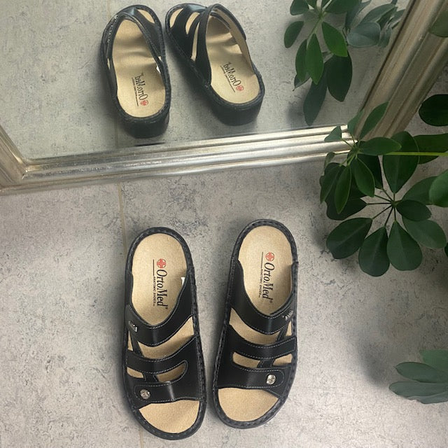 Svart läderslip-on för knölar