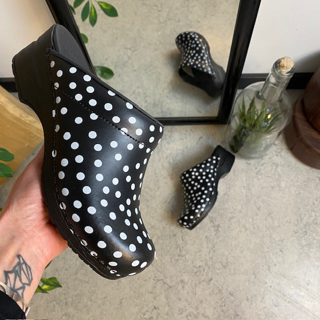Sanita träskor med svart och vitt prickmönster