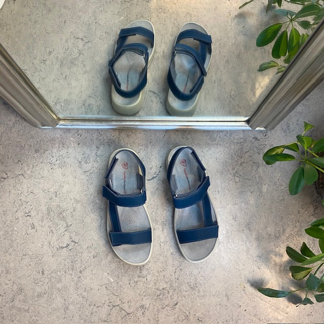 Blå skinnsandal med tre justerbara remmar och fotvalvsstöd