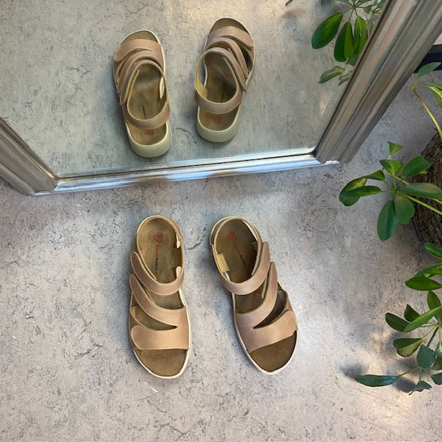 Elegant beige lädersandal med justerbara remmar