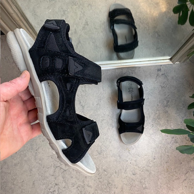 Sandal med lädersula och lätt fotbågsstöd i svart