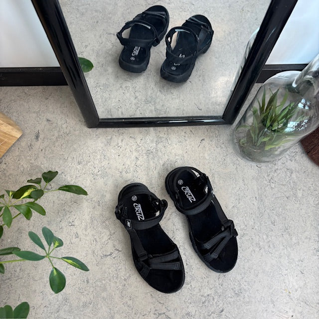 Lättviktsandal i svart med justerbara remmar