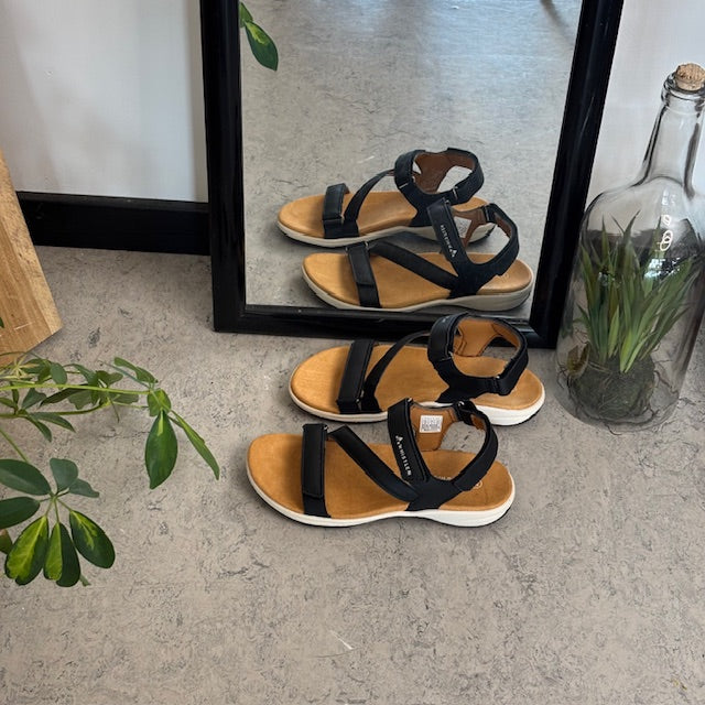 Svart Whistler-sandal med fotvalvsstöd och 3 justerbara remmar