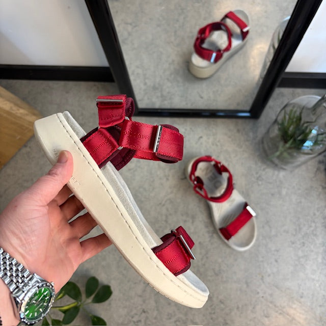 Snygg röd sandal från Woden