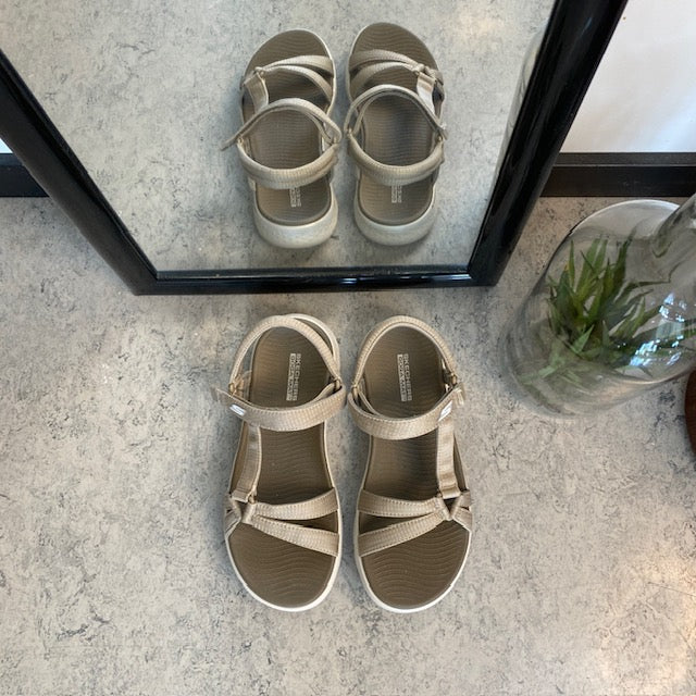 Beige Skechers GOwalk-sandal, bred modell