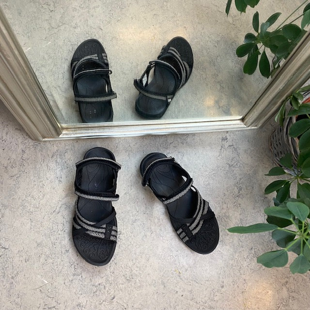 Snygg svart sportig lättviktsandal med hålfotsstöd
