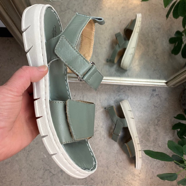 Läcker mjuk och flexibel skinnsandal i grönt från Relaxshoe