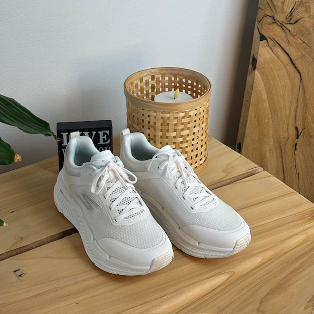 Andningsbar vit MaxCushioning-sko från Skechers
