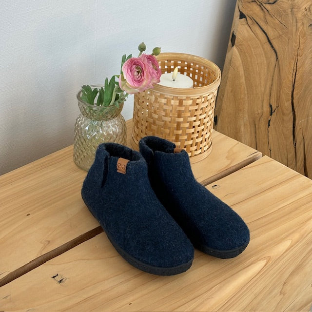 Höga marinblå ulltofflor med halksäker sula från Green Comfort