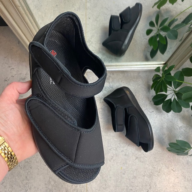 Sandal från OrtoMed med kardborre och öppen tå