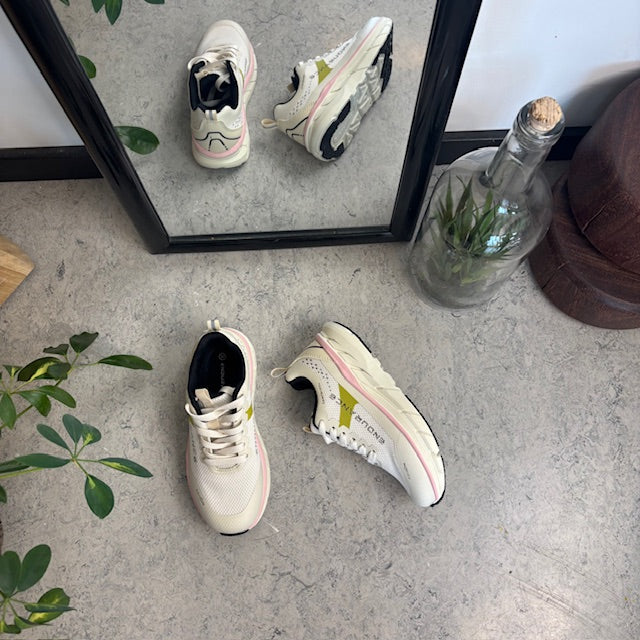 Andningsbara Endurance Comfortfit-sneakers med rosa detaljer