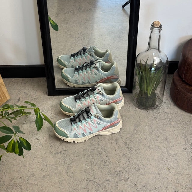 Flexibla blå sneakers med elastiska snören