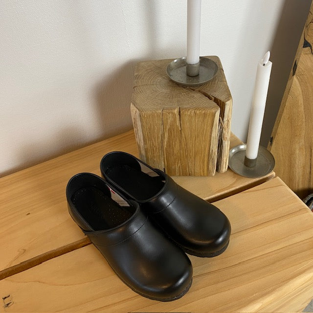 Svart flexibel Sanita-träsko med hälkappa
