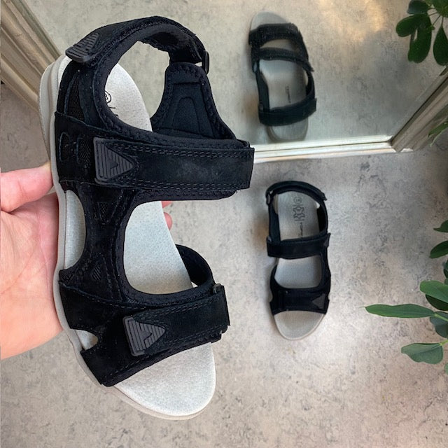 Sandal med lädersula och lätt fotbågsstöd i svart