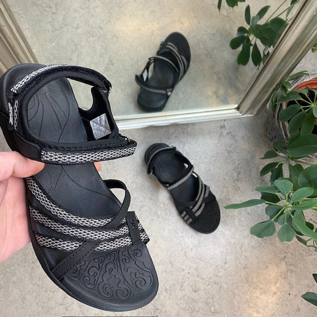 Snygg svart sportig lättviktsandal med hålfotsstöd