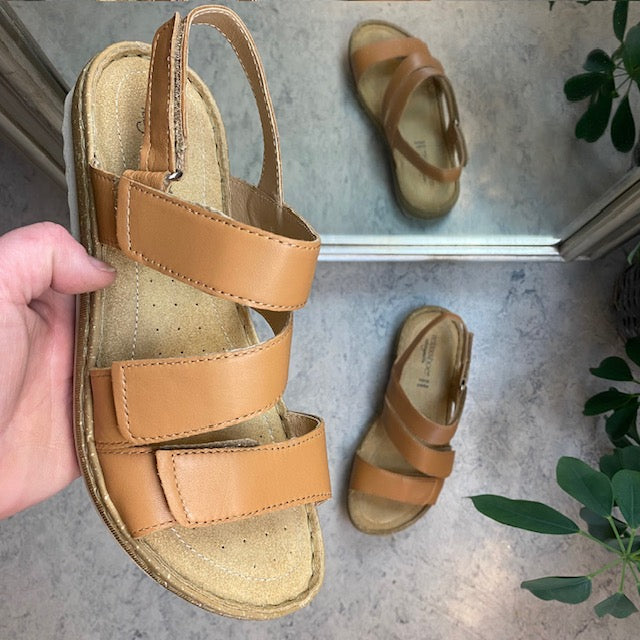 Brun lädersandal med fyra justerbara kardborreremmar från Relaxshoe