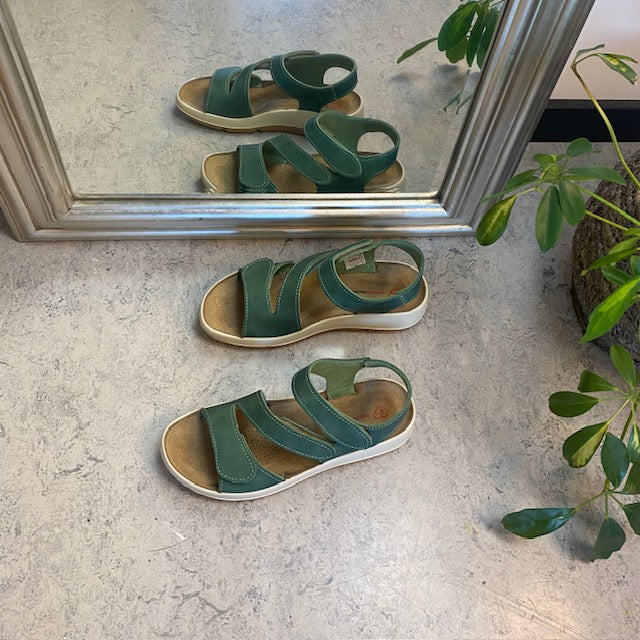 Elegant grön lädersandal med justerbara remmar