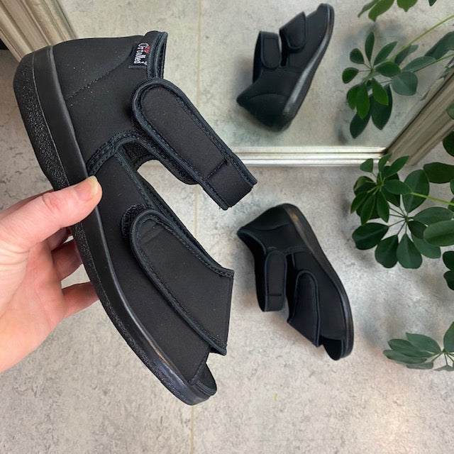 Sandal från OrtoMed med kardborre och öppen tå