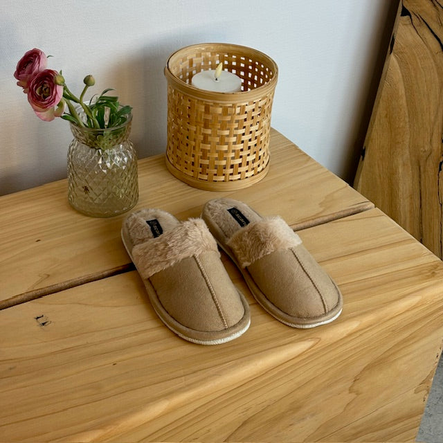 Beige innetofflor med synlig pälskant