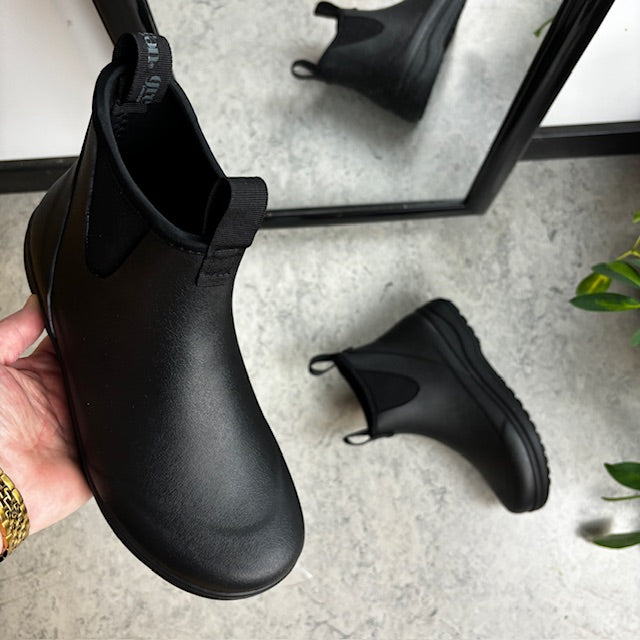 Svart lyxig gummistövel med fotvalvsstöd från Green Comfort