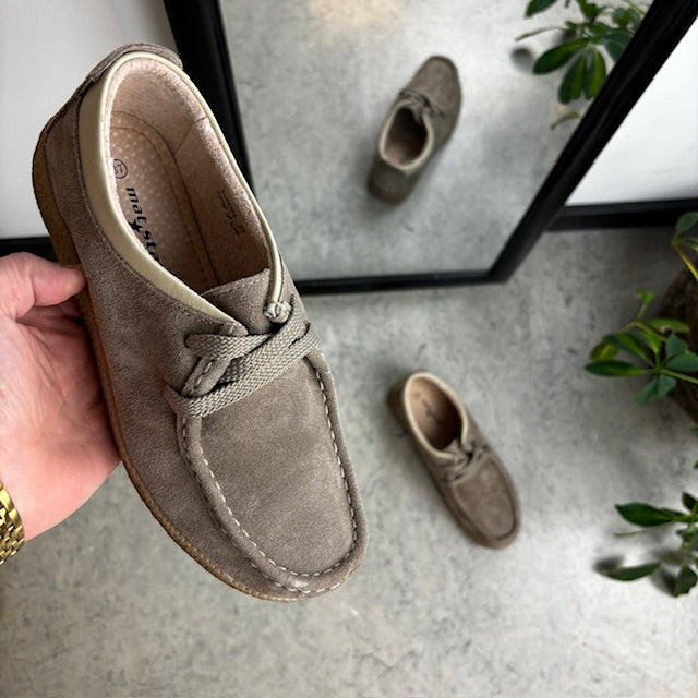 Beige mockaskor med rågummisula