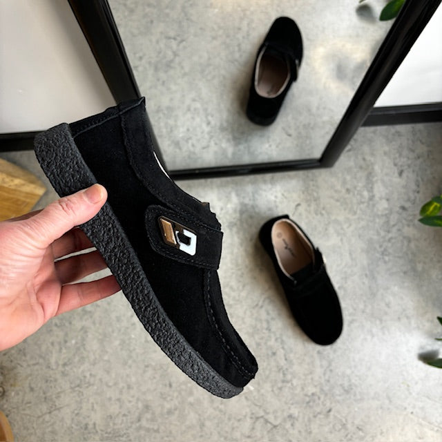 Svart mockasko med kardborreband och gummisula