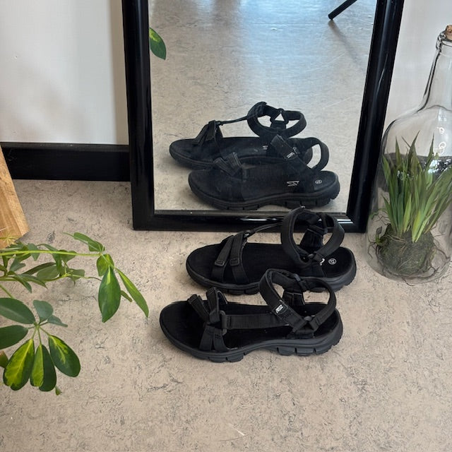 Lättviktsandal i svart med justerbara remmar