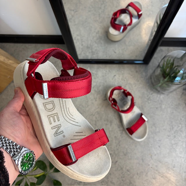 Snygg röd sandal från Woden