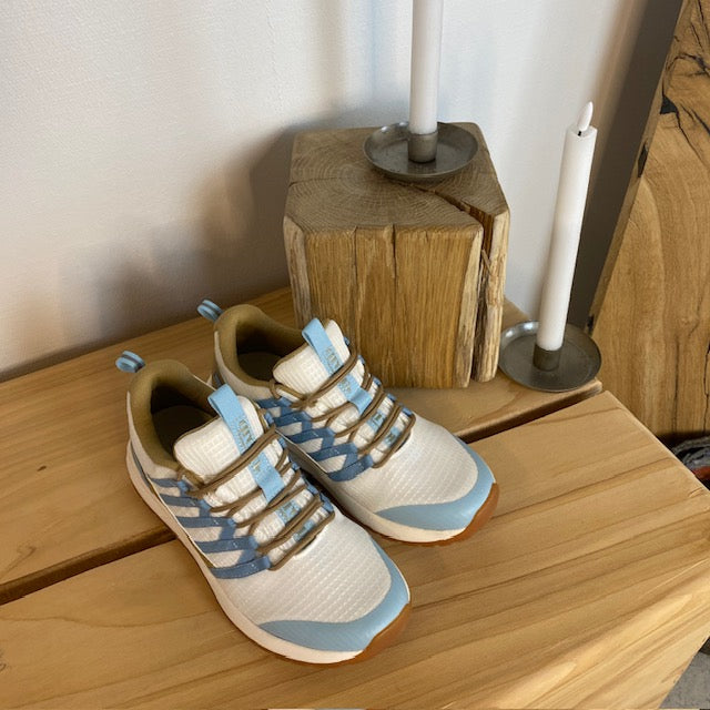 Green Comfort vandringssko med fast hålfotsstöd och vackra blå detaljer.