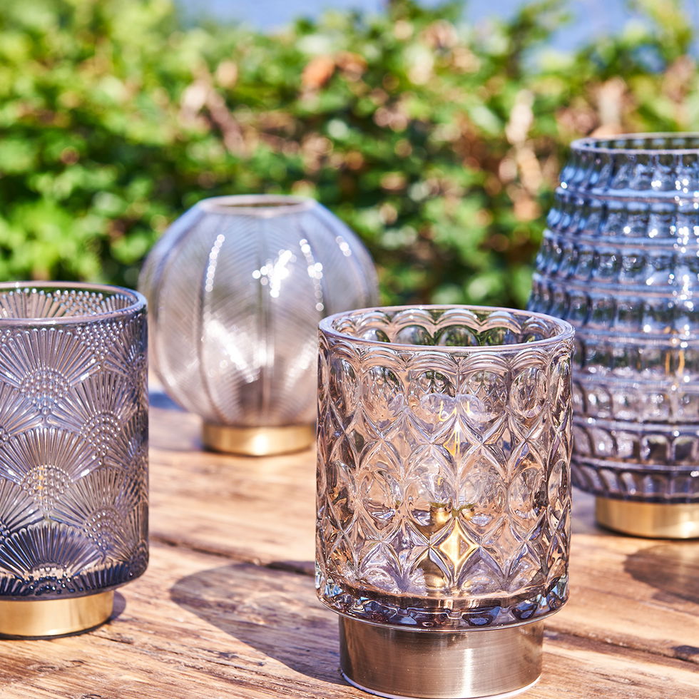 LED-lampa med räfflor – Elegant design i blått glas